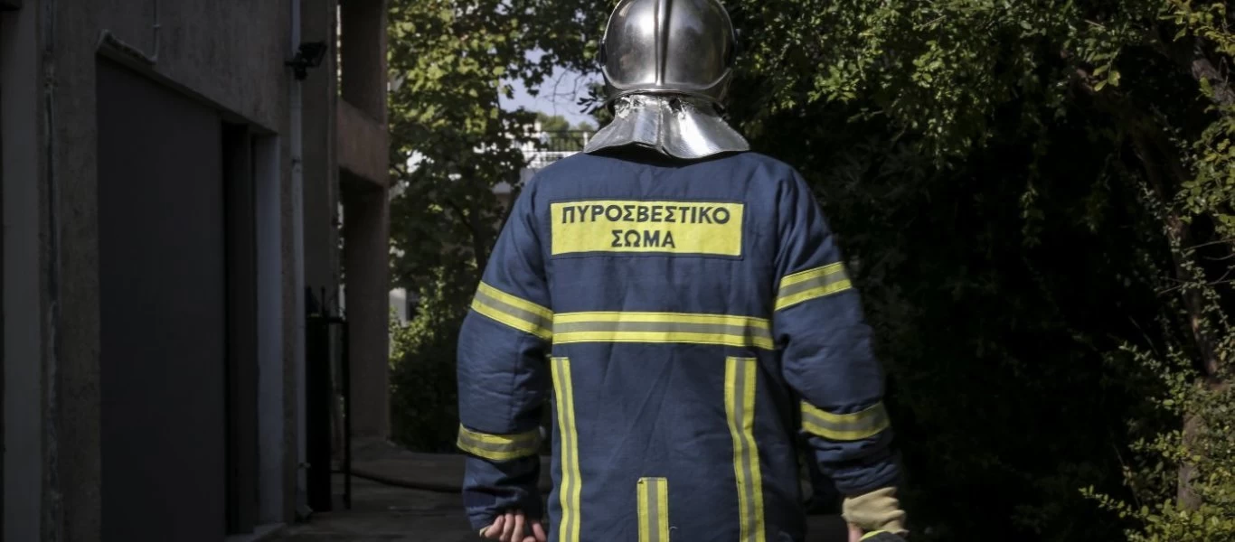 Μεγάλη φωτιά σε εγκαταλελειμμένο κτίριο στον Πειραιά